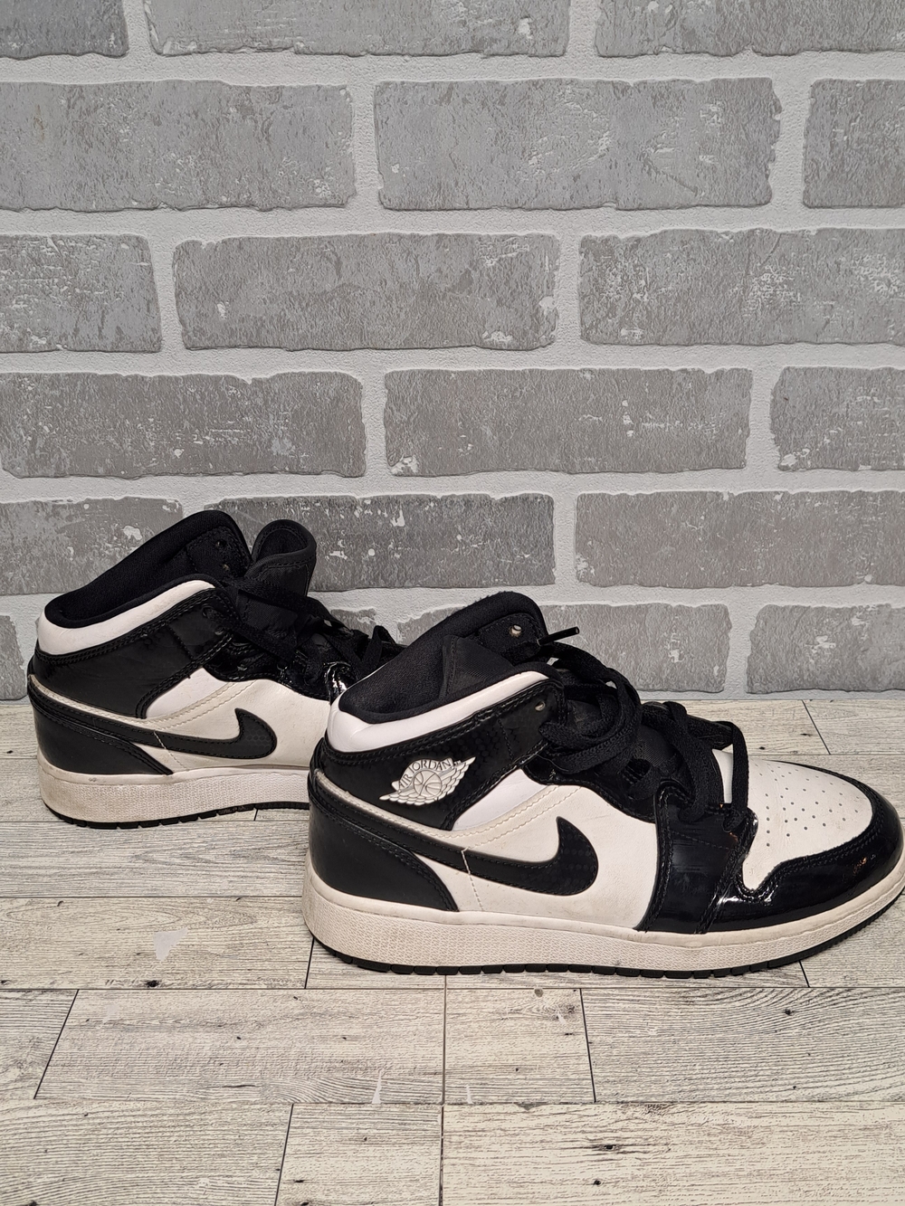 Jordan Kids Black and White‎ High-Top Sneakers Size 6y